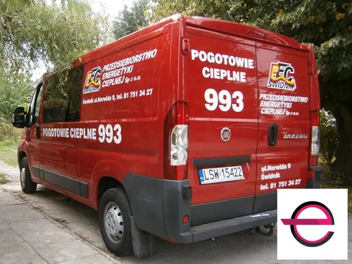 Tył czerwonego busa pogotowia cieplnego