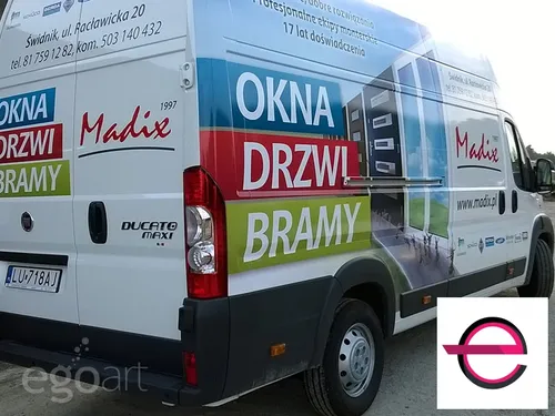 Reklama okien, drzwi i bram Madix na samochodzie