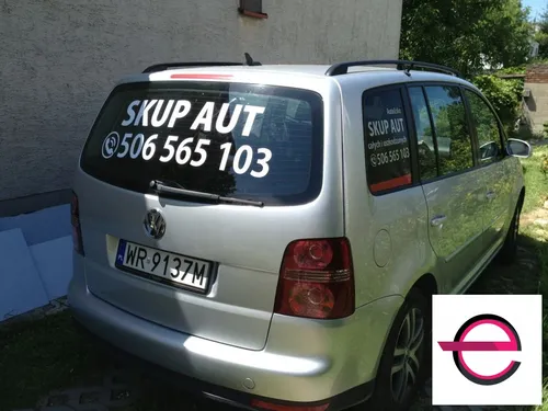 Białe napisy Skup aut na szybach samochodu