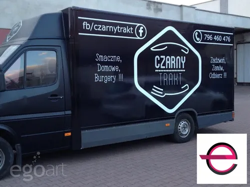 Logo i menu Czarnego Traktu na food trucku