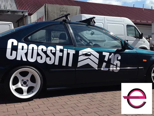 Grafika Crossfit 716 na drzwiach Hondy Civic