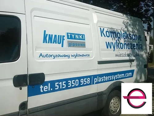 Samochód wykonawcy tynków z ofertą wykończenia mieszkań