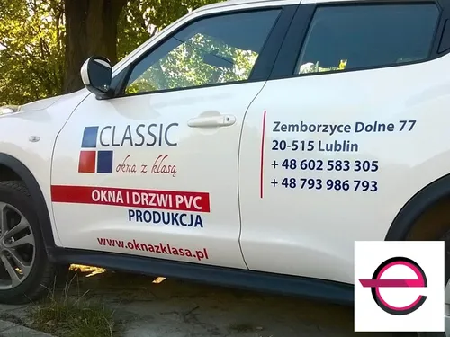 Logo Classic i dane kontaktowe na drzwiach samochodu