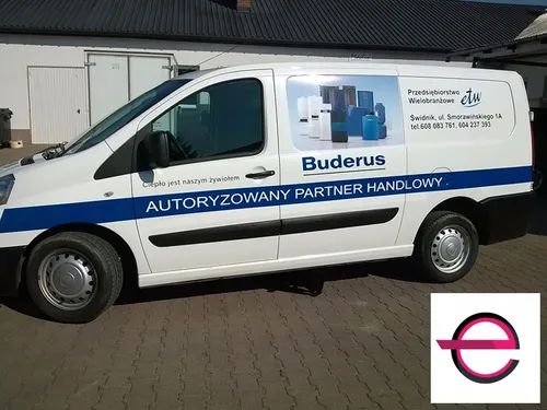 Niebieskie oznakowanie partnera Buderus na dostawczaku