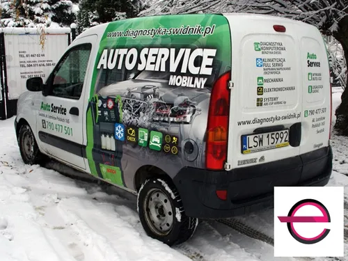 Samochód mobilnego serwisu z zieloną grafiką