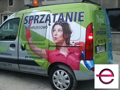 Kolorowa reklama usług sprzątania na Renault Kangoo