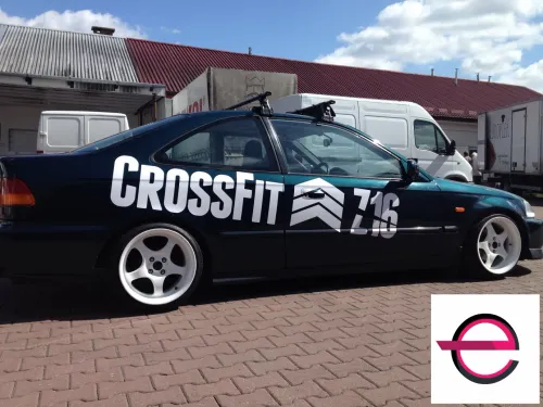 Biała grafika Crossfit 716 na ciemnym samochodzie