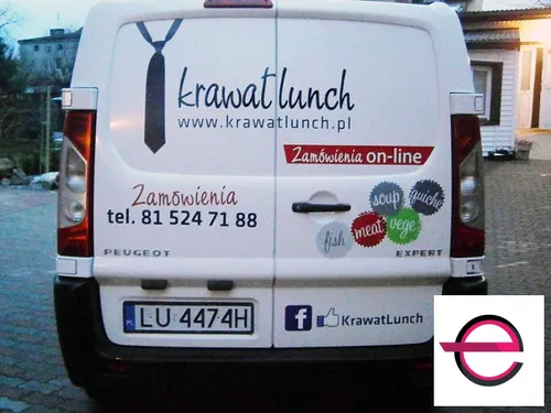 Tylne drzwi auta Krawat Lunch z ofertą cateringu
