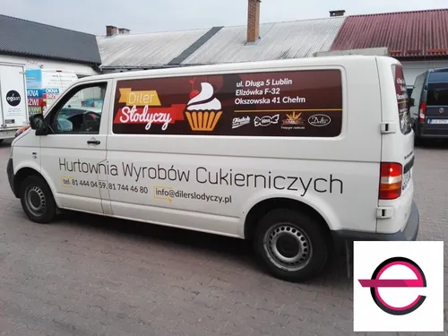 Reklama hurtowni wyrobów cukierniczych na busie