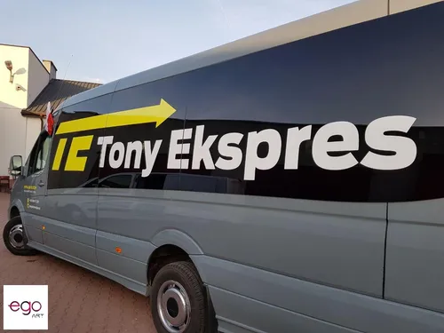 Duże logo Tony Ekspres na boku busa