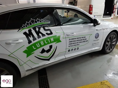 Logo MKS Lublin na białym Volkswagenie