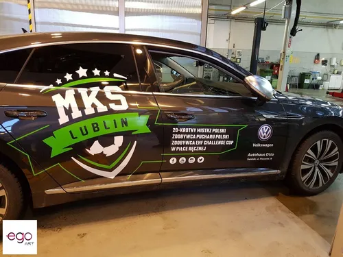 Grafika klubu MKS Lublin na ciemnym Volkswagenie