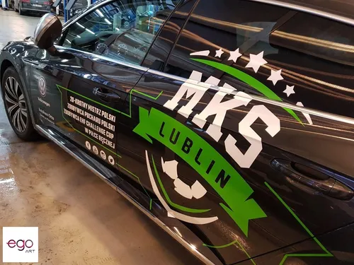 Logo MKS Lublin — zbliżenie oklejonych drzwi