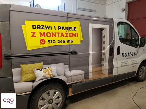 Reklama drzwi i paneli Dom-Top na samochodzie