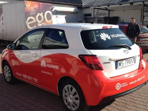 Czerwono-białe oklejenie samochodu Huawei