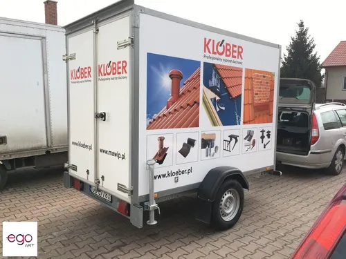 Przyczepa reklamowa Klöber z ofertą akcesoriów dachowych