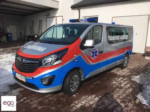 Przód i bok oznakowanego busa transportu medycznego