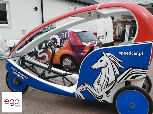 Reklamowa riksza Speedcar z motywem konia