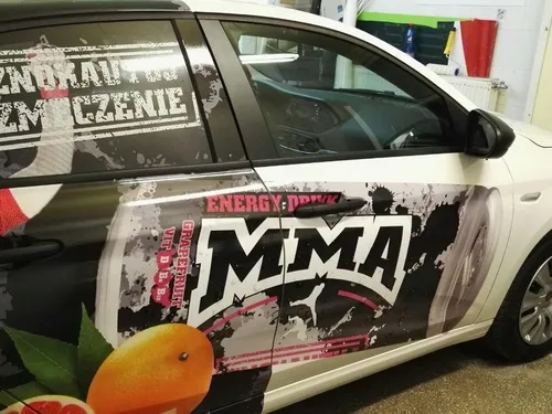 Sportowa grafika MMA na boku samochodu