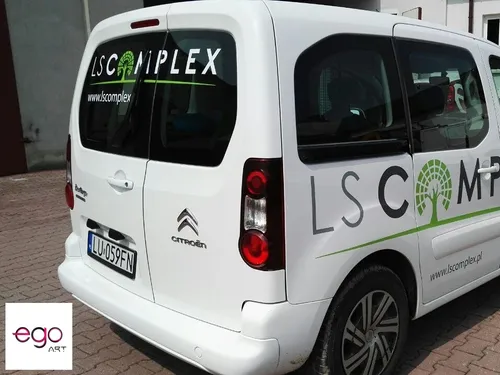 Logo LS Complex na tyle i boku białego auta
