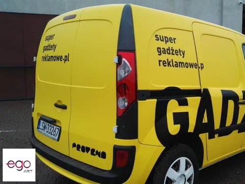 Żółty samochód z reklamą gadżetów reklamowych