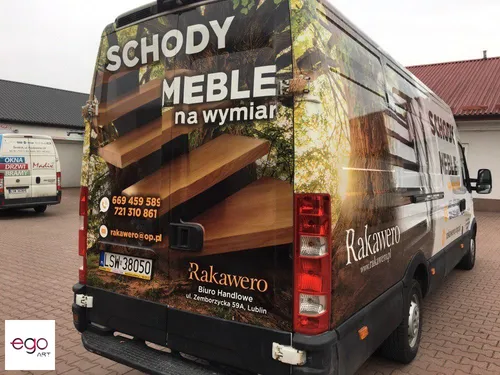 Bus Rakawero z reklamą schodów i mebli na wymiar