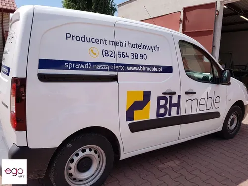 Białe auto dostawcze z logo BH Meble