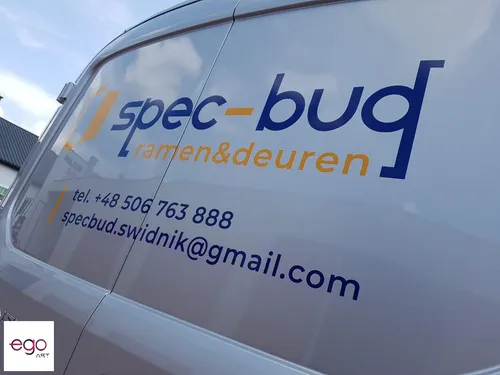 Logo i dane kontaktowe Spec-Bud na karoserii