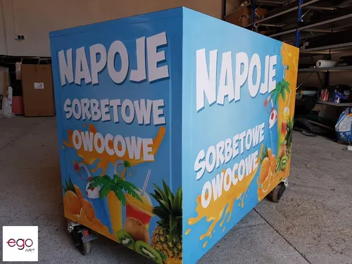 Kolorowa grafika napojów na mobilnej przyczepie