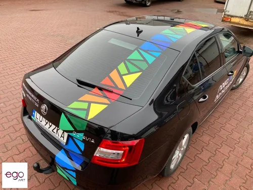 Geometryczne kolorowe pasy na dachu i tyle Škody
