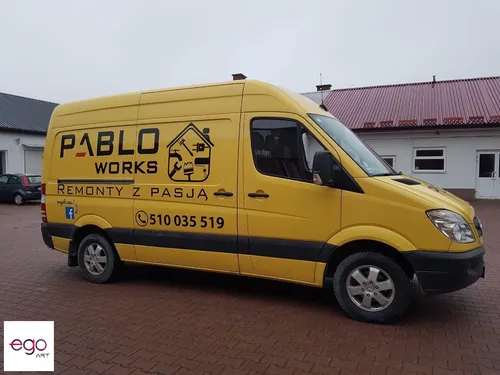 Żółty bus Pablo Works z reklamą remontów