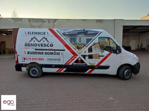 Bus Renovesco z reklamą budowy domów i elewacji