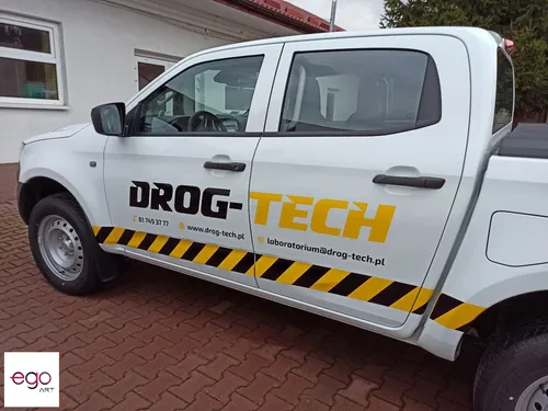 Samochód Drog-Tech z pasami ostrzegawczymi