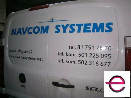 Napisy Navcom Systems na tylnej klapie samochodu