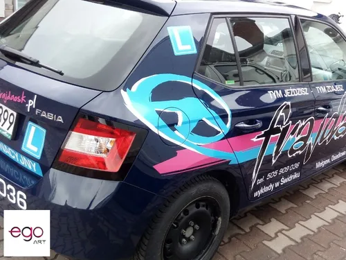 Kolorowa grafika na samochodzie szkoły jazdy