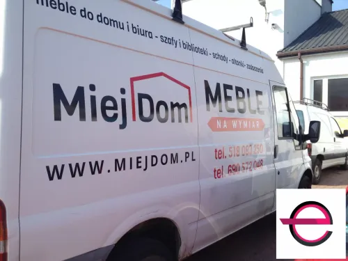 Reklama mebli MiejDom na boku busa