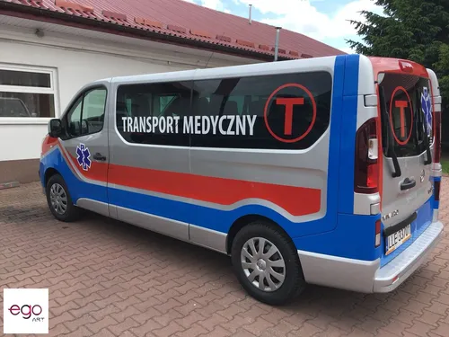 Oznakowany samochód transportu medycznego