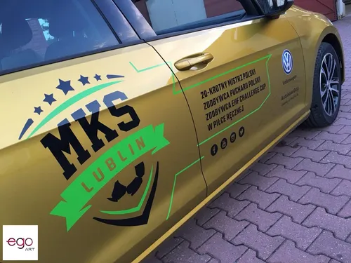 Logo MKS Lublin na złotym samochodzie