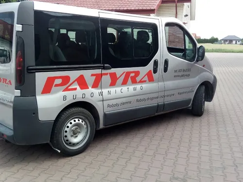 Bus Patyra Budownictwo z czerwonym logo