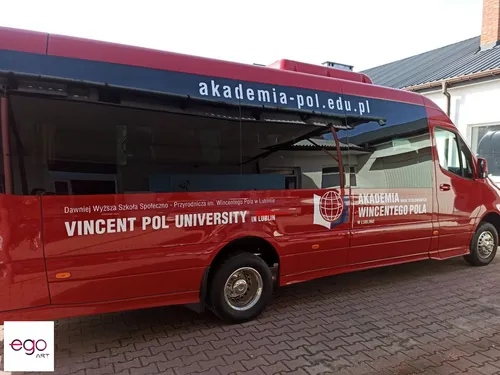 Autobus Akademii Wincentego Pola z oznakowaniem uczelni