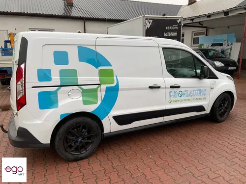 Ford Transit z dużą grafiką usług elektrycznych