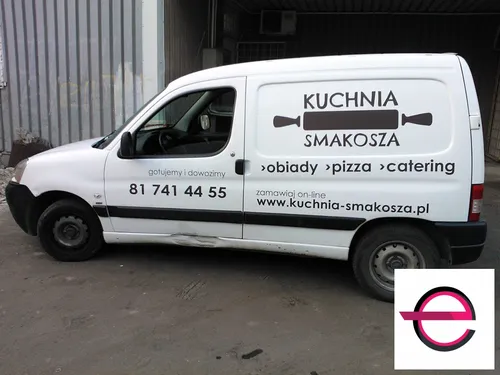 Samochód Kuchnia Smakosza z reklamą cateringu