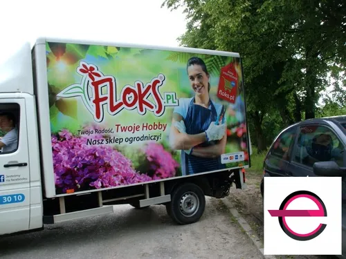Kolorowa reklama sklepu Floks na zabudowie dostawczej