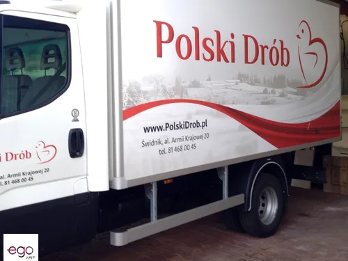 Logo Polski Drób na białym kontenerze dostawczym