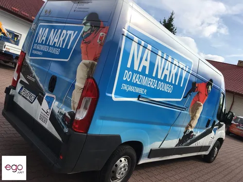 Reklama wyjazdów narciarskich na busie