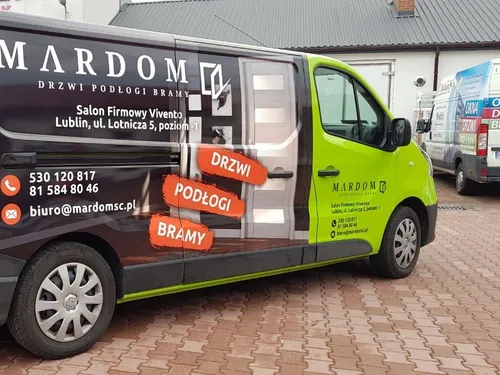 Samochód Mardom z reklamą drzwi, podłóg i bram