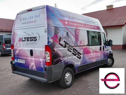 Tył i bok busa Altess z reklamą oprawy muzycznej