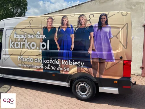 Reklama odzieży Karko z fotografiami modelek na busie