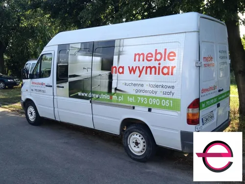 Bus z reklamą mebli na wymiar Drewnutnia