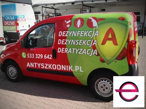 Czerwono-zielone oklejenie Antyszkodnik z ofertą usług